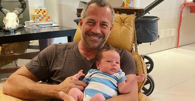 Malvino Salvador posa sorridente ao lado de filho caçula: ”Fazendo pose e jogando charme”