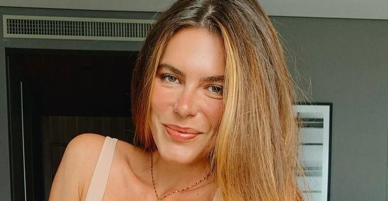 Mariana Goldfarb abaixa o roupão, posa só de sutiã e para tudo com shape impecável: ”Musa!”