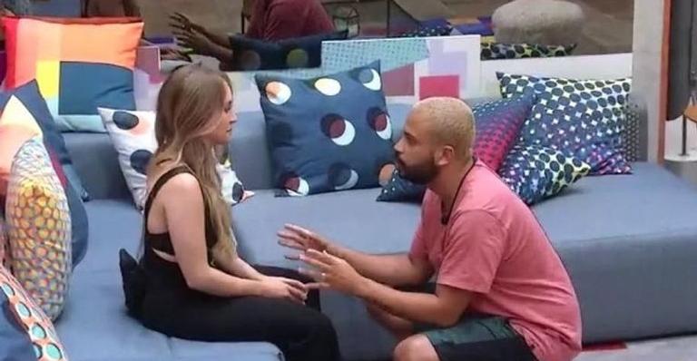BBB21: Projota se ajoelha e dispara em conversa com Carla Diaz: ”Eu sei o que eu disse!”