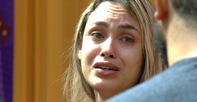 BBB21: Sarah cai no choro com medo do retorno de Carla: ”Não sei o que o povo está pensando”