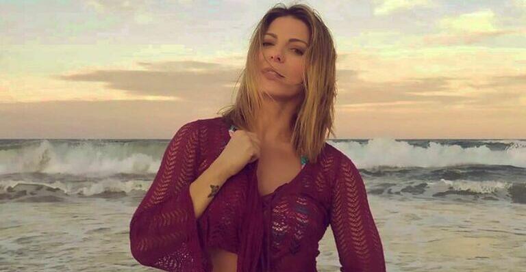 De lingerie e com asas, Sheila Mello surge arrasadora e arranca elogios: ”Maravilhosa”