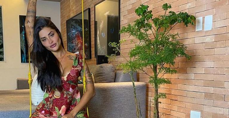 Aline Riscado renova as energias com refrescante banho de cachoeira: ”Conecte-se mais com você”