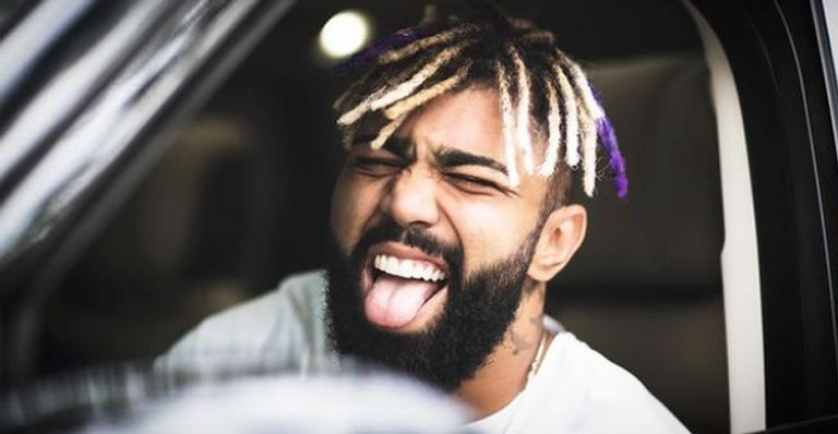 Após rumores de noivado, Gabigol surge sem aliança em live