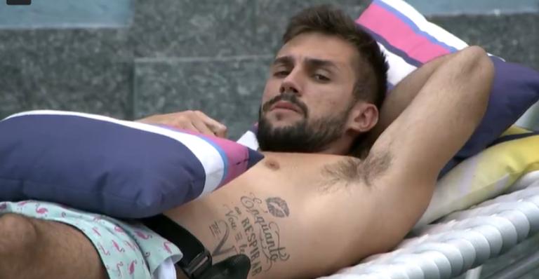 BBB21: Irritado, Arthur fala mal de Fiuk, planeja voto em Thaís e desabafa sobre ViihTube: “A Vitória é muito sabonete!”