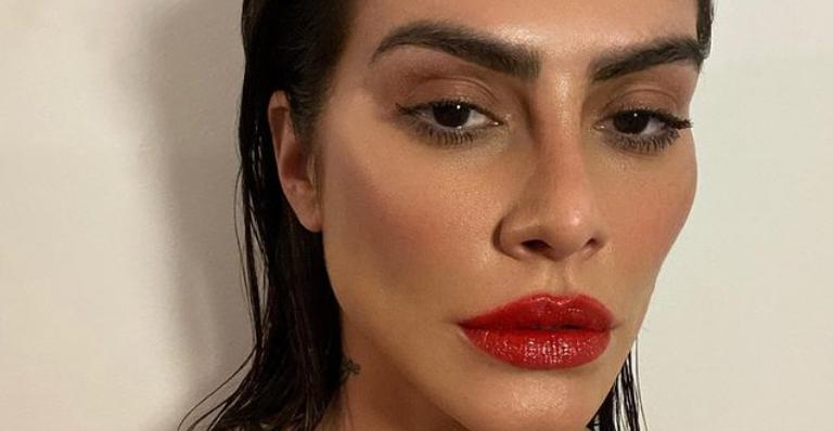 Cleo posa para selfie com carão de tirar o fôlego e é elogiada: ”Musa”