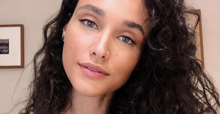 Débora Nascimento inspira seguidores com poesia autoral: ”Caminho com as mulheres que já fui”
