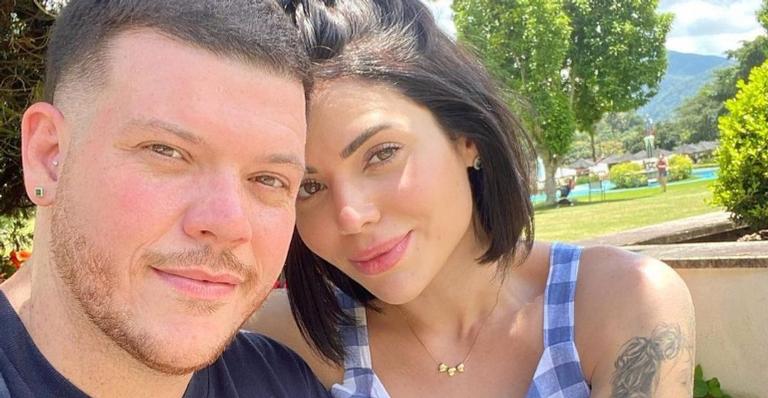 Ferrugem ganha chocolates da esposa, Thaís Vasconcellos e brinca: ”Nunca errou”