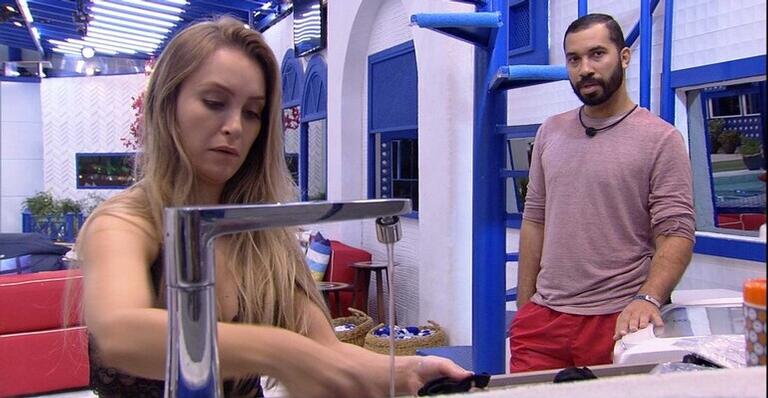 BBB21: Gilberto pede desculpas para Carla Diaz e sister dispara: ”Achei bem falso”