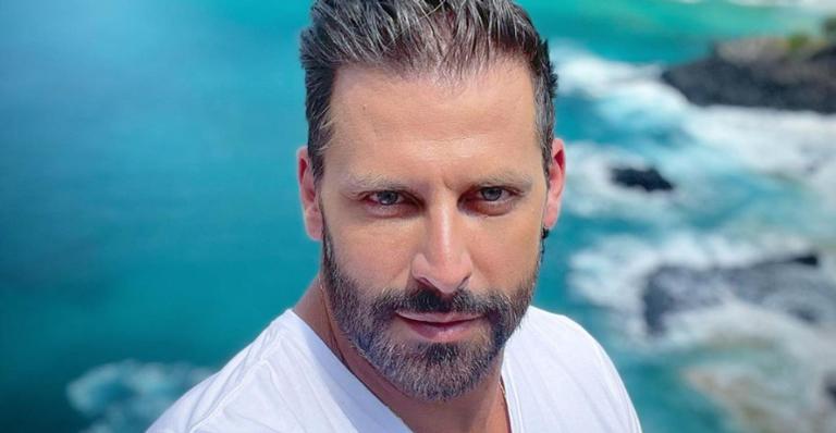 Henri Castelli arranca suspiros da web ao surgir de roupa no mar: ”Que perfeição!”