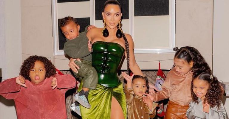 Kim Kardashian registra momento de descontração na companhia dos filhos: ”Festa da pizza”