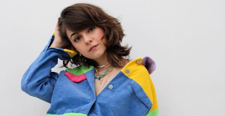 Klara Castanha aposto em look com sobreposição e fãs elogiam: ”Arrasou”