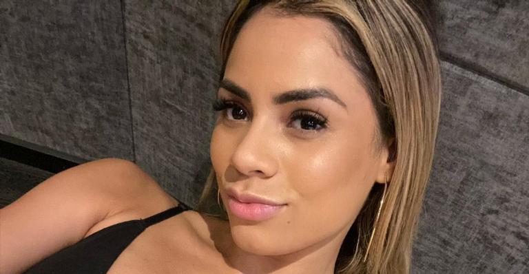 Lexa surge deslumbrante em piscina transparente e fãs elogiam: ”Uma pequena sereia!”