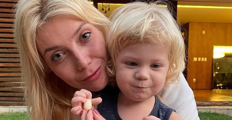 Luiza Possi explode fofurômetro ao exibir filho dirigindo e dançando: ”Sextou”