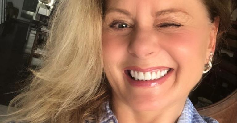 Na praia, Vera Fischer surge deslumbrante em maiô preto e web elogia: ”Uma sereia”