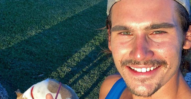 Nicolas Prattes publica cliques pegando ondas em praia paradisíaca: ”Local de bons pensamentos”