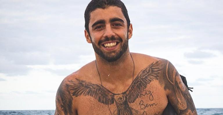 Pedro Scooby surfa na crista da onda e impressiona web: ”Ao infinito e além”