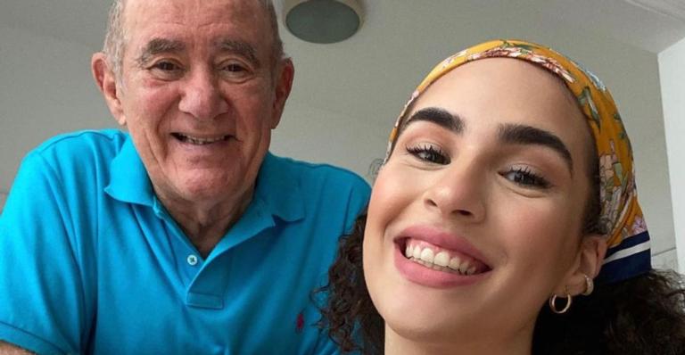 Renato Aragão exibe momento de carinho com a filha, Lívian Aragão e encanta: ”Lindos, que amor!”