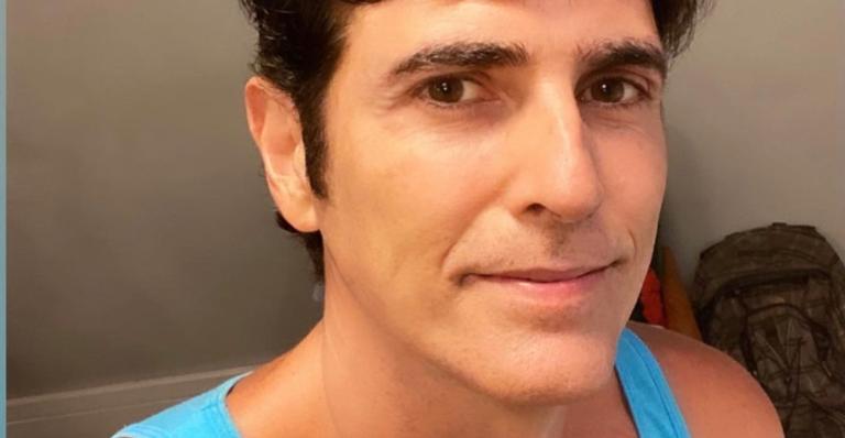 Reynaldo Gianecchini mostra cachorrinha com brinquedo de pelúcia e explode o fofurômetro