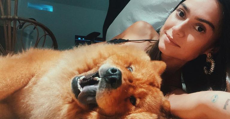 Thaila Ayala surge trabalhando em home office com seu cão e encanta fãs: ”Que lindos!”
