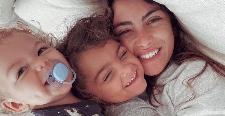 Mariana Uhlmann compartilha selfie de bom dia com os filhos e explode o fofurômetro