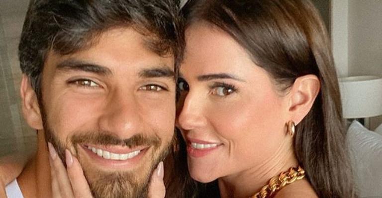 Deborah Secco curte dia de preguiça com o marido, Hugo Moura: ”Agarradinho que fala, né?”