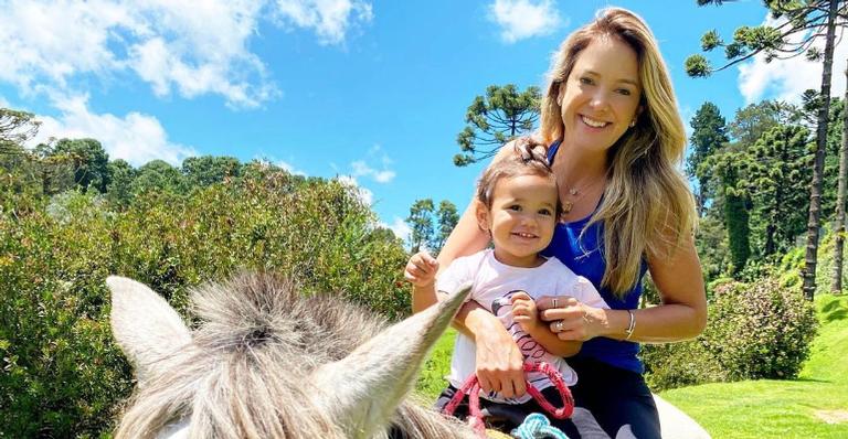 Ticiane Pinheiro publica clique encantador da filha, Manu, e explode o fofurômetro