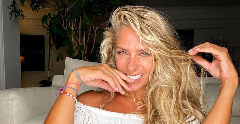 Adriane Galisteu posa com look animal print e recebe elogios da web: ”Gata!”