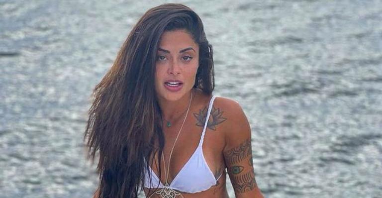 Aline Riscado derrete corações ao posar com sua nova gatinha de estimação: ”Essa é a íris”