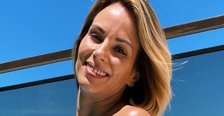 Ana Furtado renova o bronzeado de biquíni na piscina e arranca suspiros com corpão: ”Muito deusa”