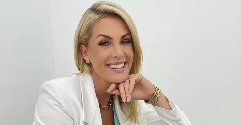 Ana Hickmann posa com vestido longo na natureza e arranca elogios dos internautas