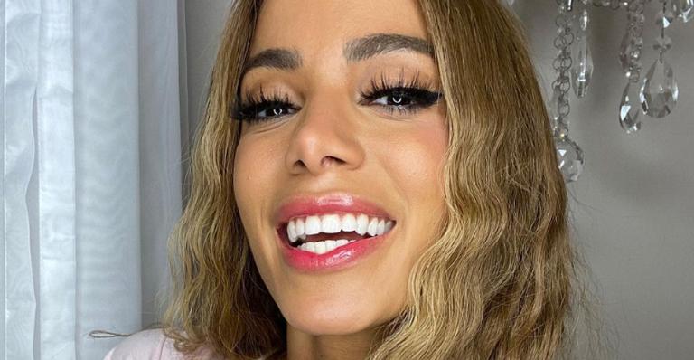 Anitta ganha chuva de elogios ao posar de biquíni em caverna: ”Rainha!”