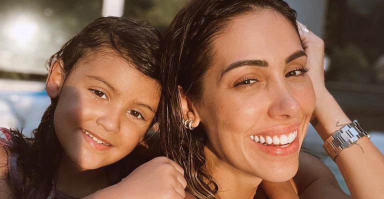 Bella Falconi se derrete ao flagrar a filha tocando piano com a avó: ”Que lindas!”