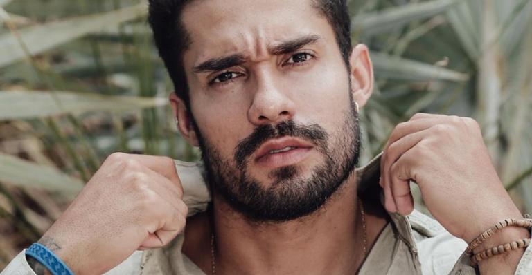 Bil Araújo sensualiza nas redes sociais e ganha chuva de elogios: ”Perfeito”