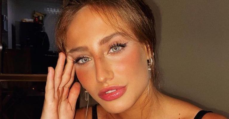 Bruna Griphao posa de biquíni e impressiona com barriga sarada: ”Musa”