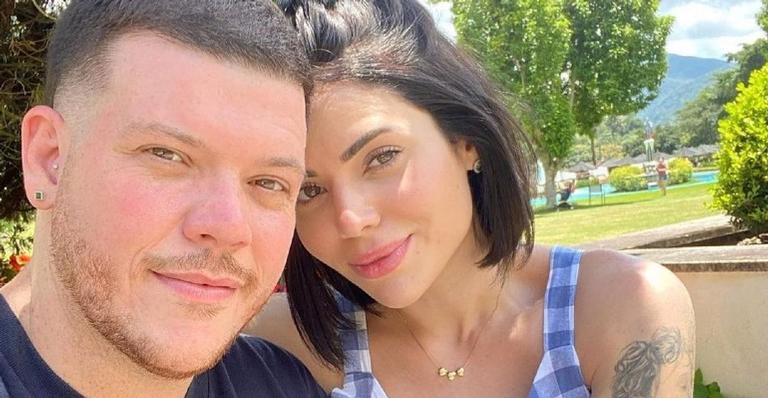Ferrugem e Thaís Vasconcellos trocam beijão em registro nas redes sociais