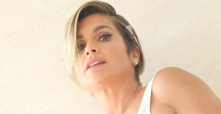 Flávia Alessandra posa com biquíni fininho e para tudo com shape sarado: ”Corpão maravilhoso”