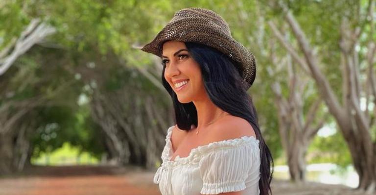 Graciele Lacerda encanta web ao posar para clique sensual na fazenda de Zezé di Camargo