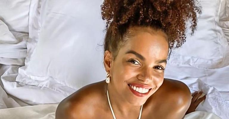 Jeniffer Nascimento renova as energias com delicioso banho de cachoeira