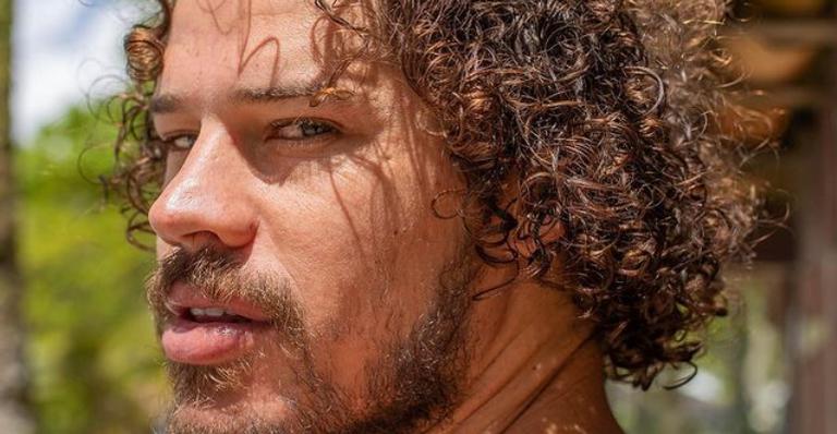 José Loreto posa de sunga e detalhe chama a atenção: ”Eu não ia dar zoom”