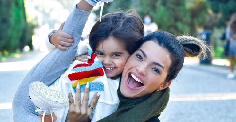 Kelly Key posta sequência de fotos ao lado do caçula e brinca: ”Encontrem meu Wally”