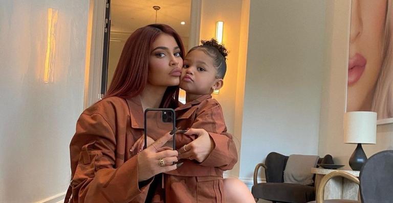 Kylie Jenner encanta web ao mostrar talento de Stormi para danças