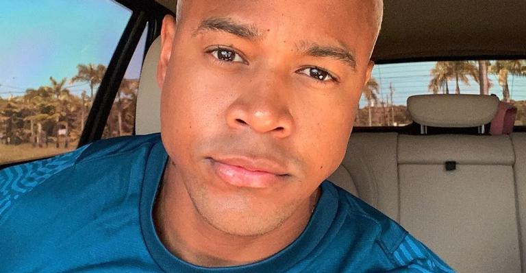 Léo Santana aproveita churrasco caseiro e deixa fãs na vontade: ”Alguém aí gosta?”
