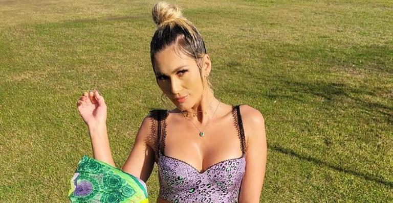 Livia Andrade arranca suspiros dos fãs com clique encantador na praia: ”Maravilhosa”