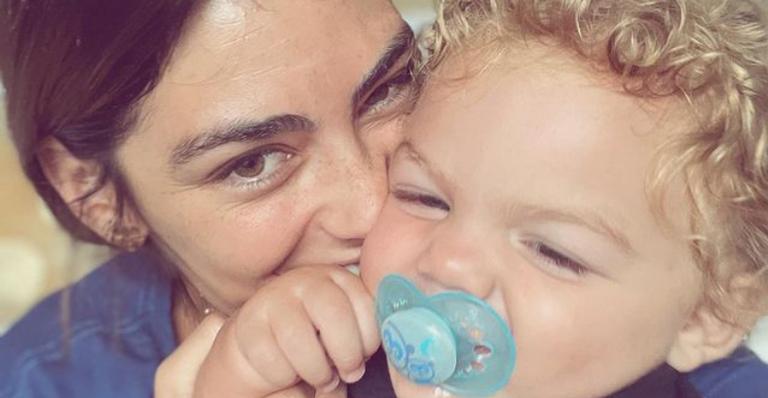 Mariana Uhlmann curte café da manhã com o caçula e encanta web