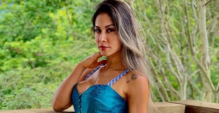 Mayra Cardi posa com maiô cavado em cenário paradisíaco e exibe corpaço escultural: ”Obra de arte”