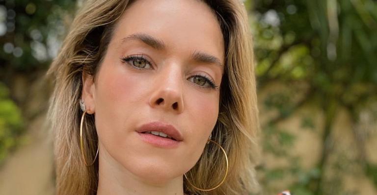 Monique Alfradique surge deslumbrante no camarim da TV Globo: ”Bora trabalhar”
