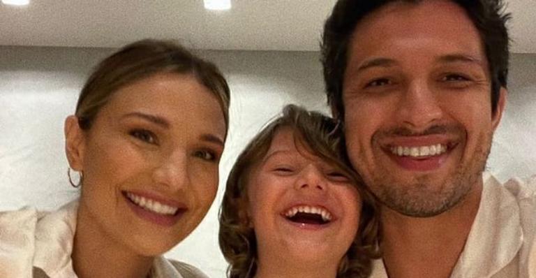 Romulo Estrela compartilha lindo registro na companhia do filho: ”Nosso domingo”