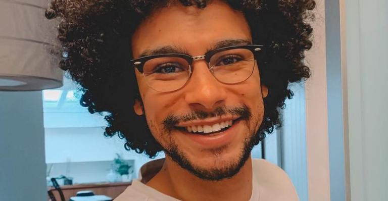Sergio Malheiros descansa no sofá e é elogiado pelos seguidores: ”Príncipe”