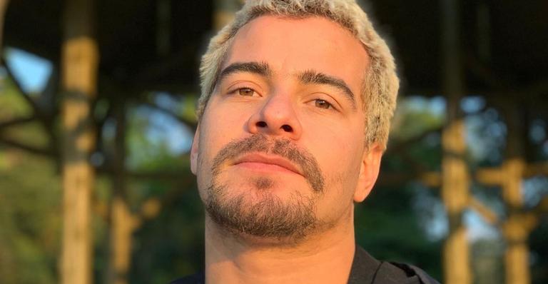 Rodeado pela natureza, Thiago Martins se diverte escorregando em cachoeira: ”Sempre vale a pena”