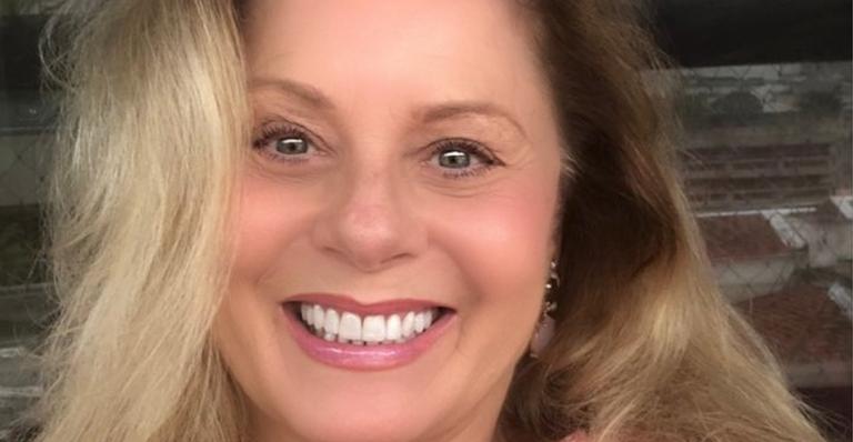Aos 69 anos, Vera Fischer posa de maiô decotado na praia e corpão se destaca: ”Que mulher é essa?”
